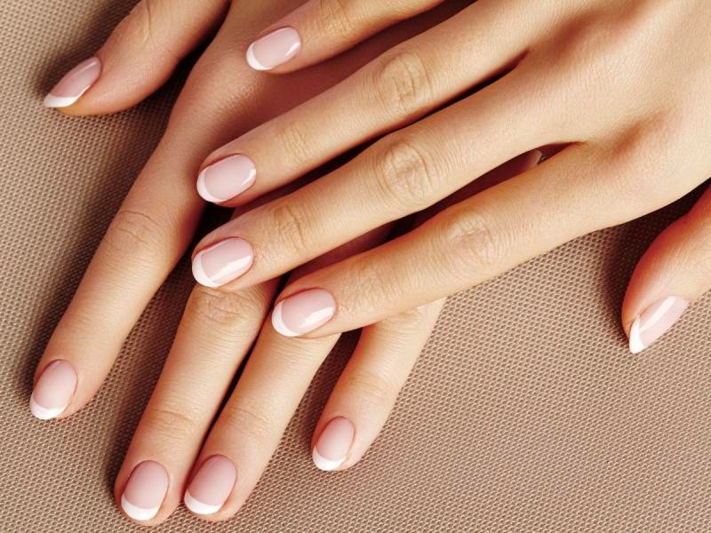 Французский маникюр шаг за шагом. Как сделать так, чтобы получилось идеально?