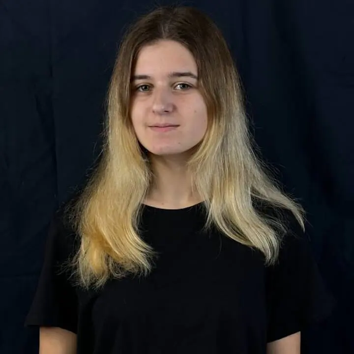 Фото волос средней длины с осветлёнными повреждёнными прядями и отросшими корнями