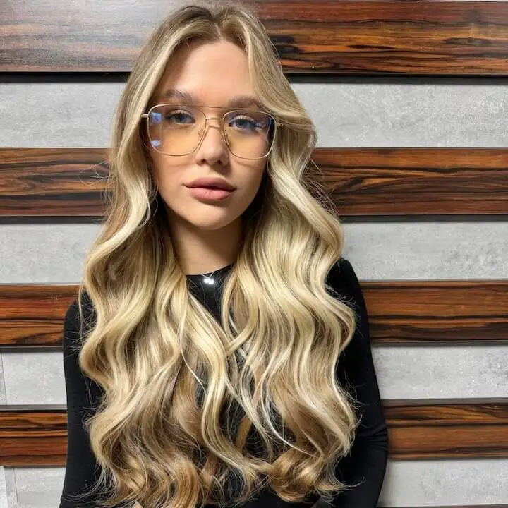 Фото после контуринга — окрашивание длинных русых волос с переходом в светлый оттенок, коррекция черт лица